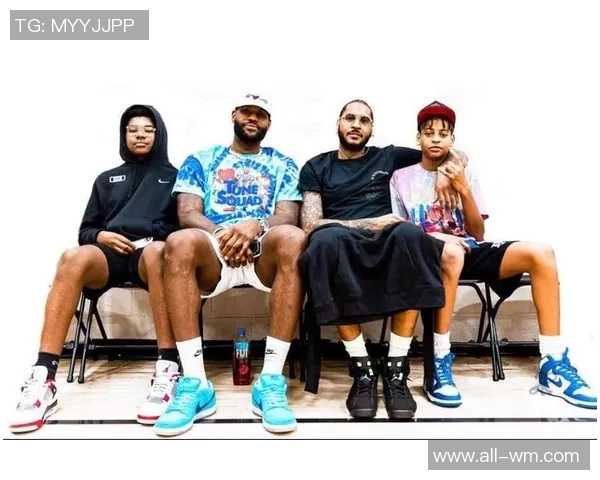 詹姆斯与画家亲密合影庆祝传递兄弟情谊与骄傲之情