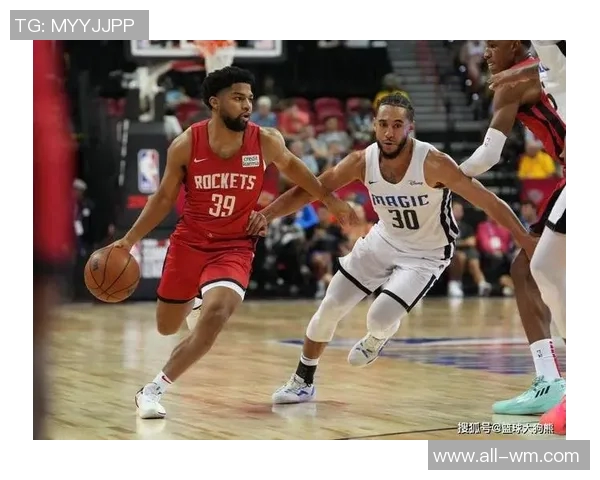 雄鹿签下科马克瑞安双向合同场均204分46板表现引关注